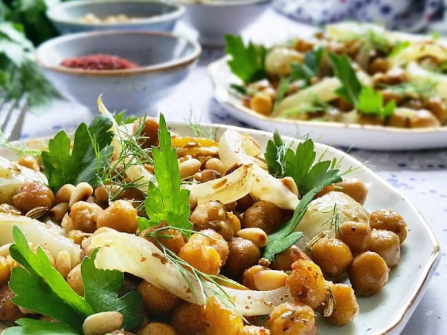 Salade parfumée de pois chiches, fenouil bulbe et graines rôties