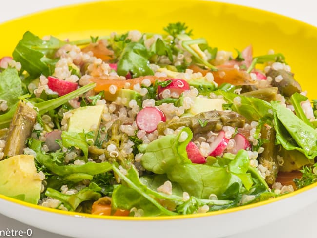 Salade complète de quinoa, avocat, asperges, truite fumée, radis et roquette