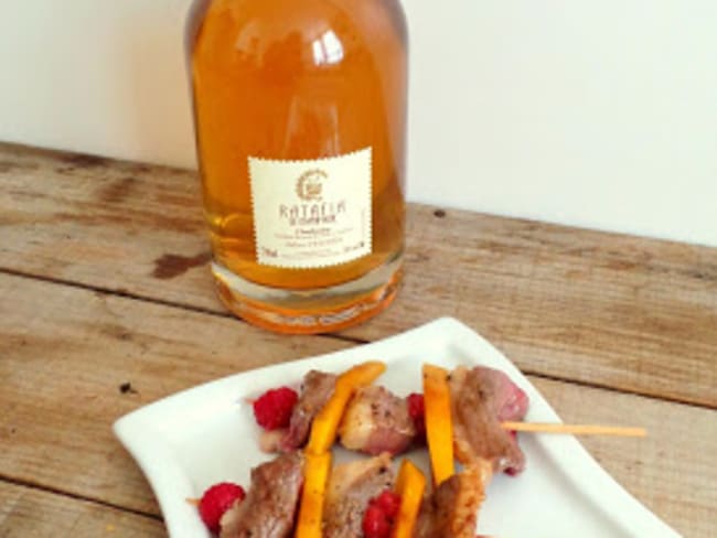 Mini brochettes de magrets de canard, mangues et Ratafia Champenois Chardonnay