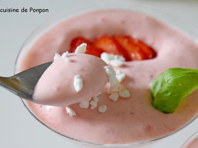 Mousse de fraises parfumée au gingembre et liqueur de basilic