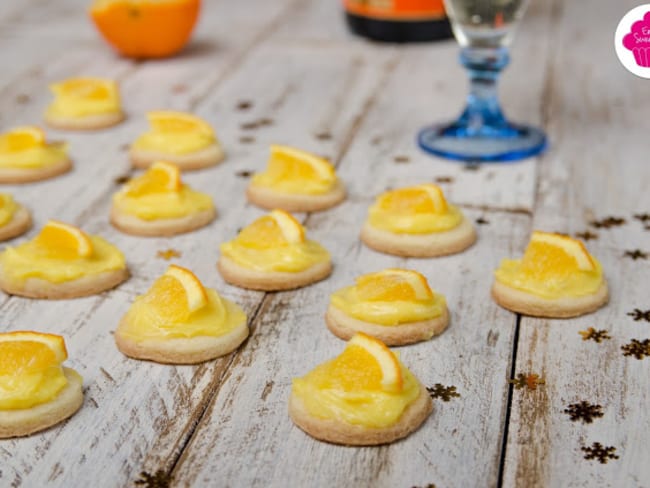 Tartelettes au citron avec rondelle d'orange