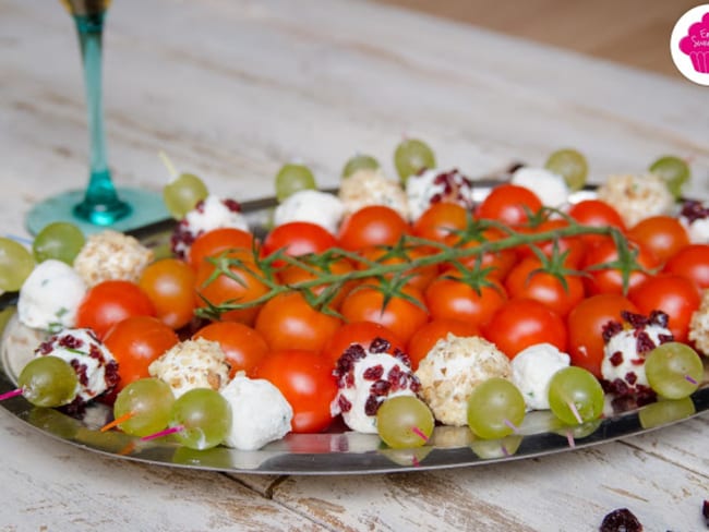Brochettes de chèvre frais,ciboulette, noix ou cranberries accompagnées de tomates cerises et raisin