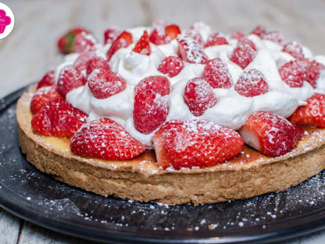 Tarte amandine aux fraises, aux framboises et à la chantilly maison