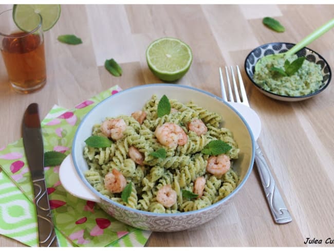 Fusili saveur mojito : pesto citron vert, menthe et crevettes flambées au rhum