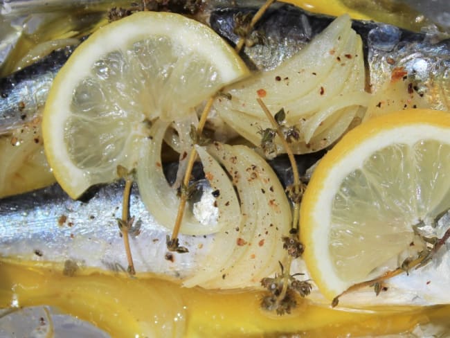 Sardines en papillote oignons, thym et citron