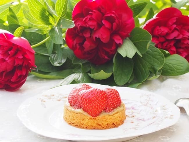 Tarte aux fraises et à la rhubarbe sur sablé breton croquant