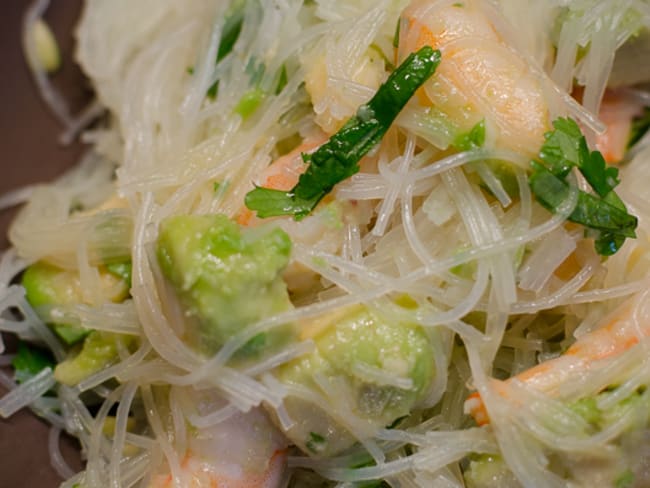 Salade asiatique de vermicelles de riz à l'avocat et aux crevettes