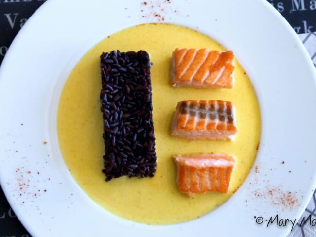 Pavé de saumon, sauce safranée et riz vénéré : une recette de poisson facile et rapide