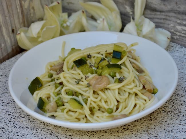 One pot spring pasta courgettes, champignons, petits pois