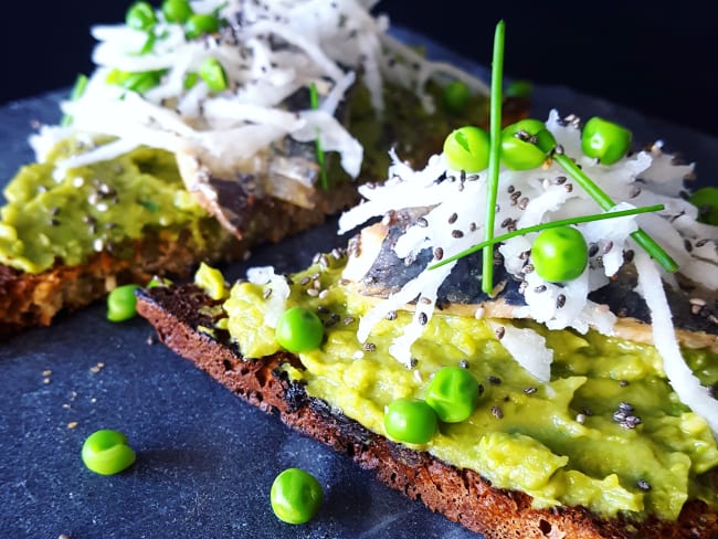 Tartine de guacamole aux petits pois, sardines et jeune navet