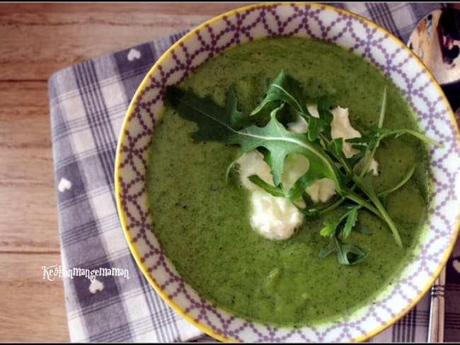 Gazpacho de courgette rôtie au four, à la roquette et à la mozzarella.