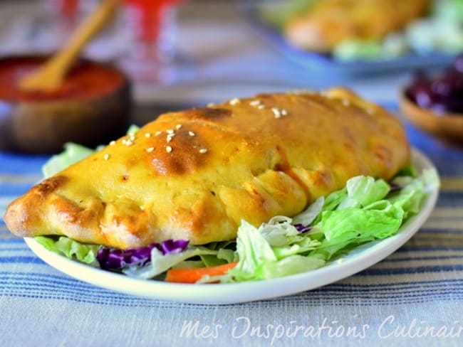 Pizza calzone aux épinards et aux tomates