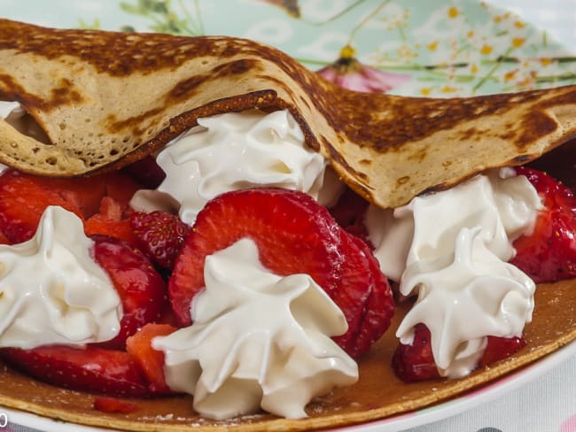 Crêpes aux fraises anciennes et à la chantilly