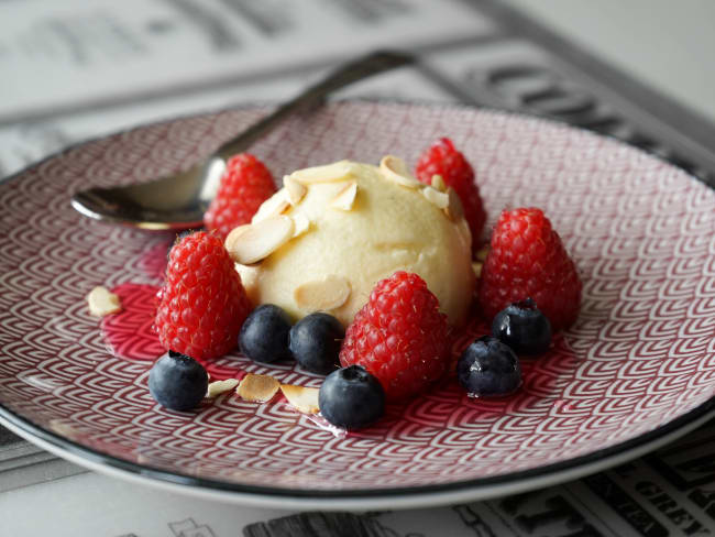 Boule de crème bavaroise, fruits rouges, sirop de coquelicot.