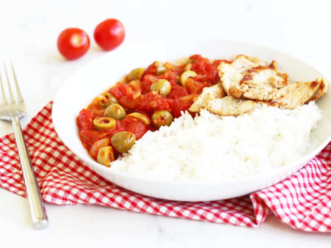 Poêlée de dinde toute simple à la tomate et aux olives