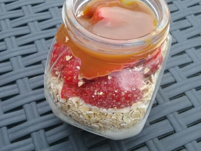 Overnight oatmeal fraises caramel au beurre salé