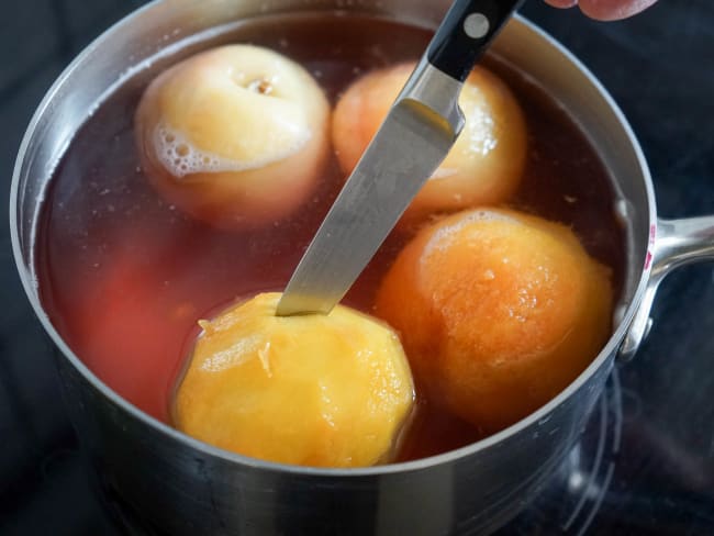 Pêches pochées au sirop léger pour garnir tartes et entremets.