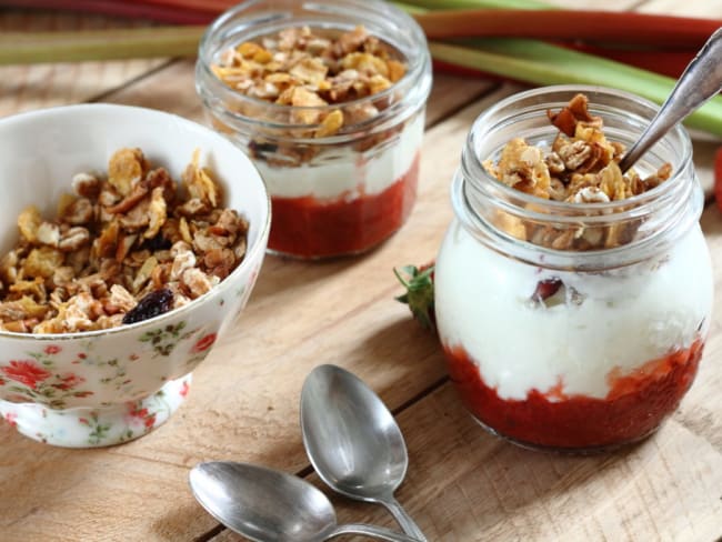 Compote fraise-rhubarbe, yogourt et granola en verrine — La délicieuserie