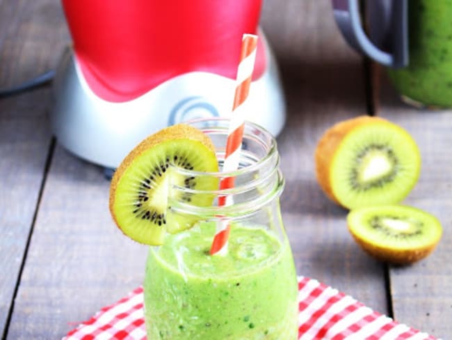 Smoothie detox au kiwi, épinards, lait d'amandes et graines de Chia