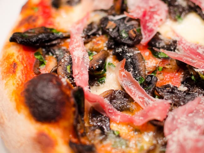 Pizza aux champignons de Paris en persillade et jambon cru