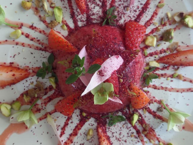 Panna cotta hibiscus et noix de coco, coulis fraise et thym citron, et pralines de pistaches