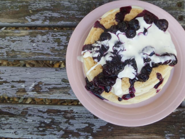 Pancakes légers au yaourt, sans oeufs, compotée de myrtilles au sirop d'érable