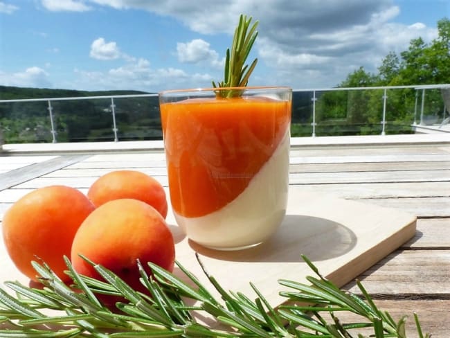 Panna cotta au romarin et son coulis d'abricots fait maison