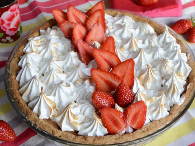 Tarte maison aux fraises et rhubarbe meringuée