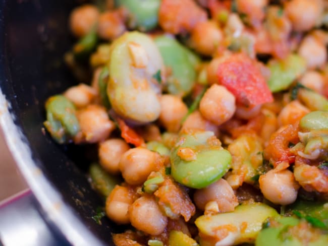 Fèves et pois chiches à la sauce tomate et aux épices