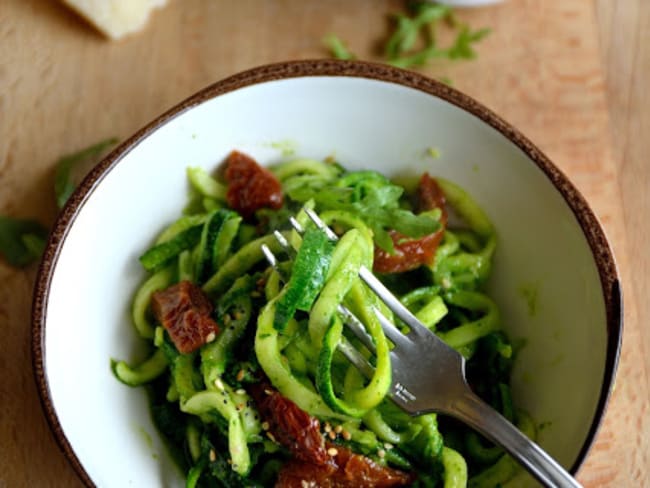 Tagliatelles de courgettes croquantes au pesto de roquette