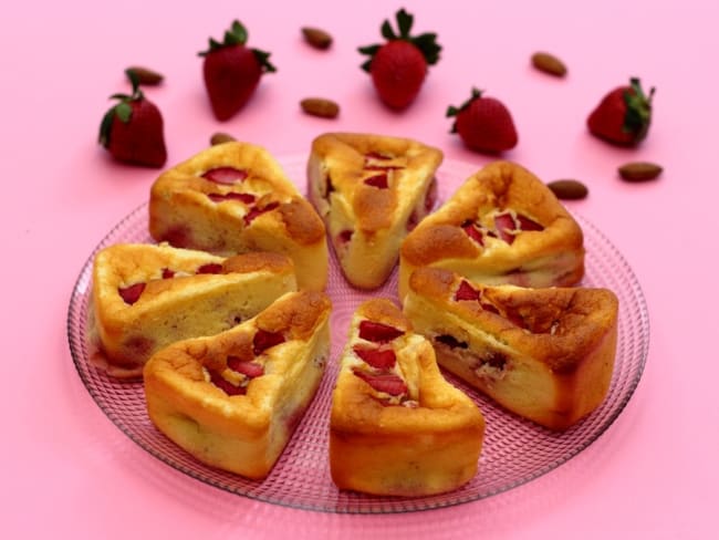 Gâteau aux yaourts, amandes et fraises