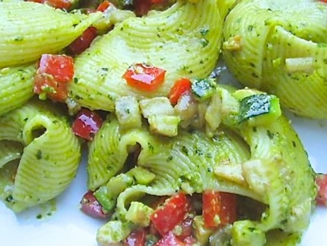 Lumaconi rigati farcis aux légumes d'été, aubergines, courgettes et poivrons, pesto aux pistaches