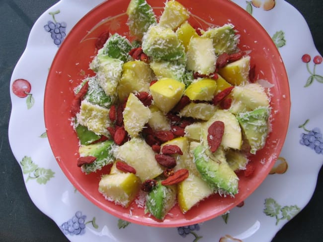 Salade colorée aux copeaux de noix de coco