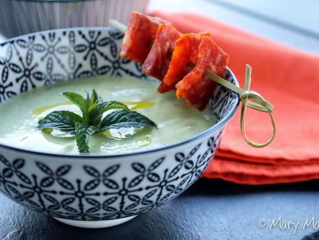 Soupe froide et légère de courgettes au fromage frais et à la menthe