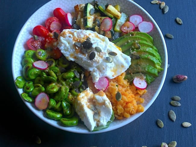 Buddha Bowl version green avec des légumes et son oeuf poché