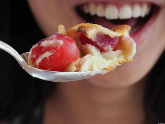 Clafoutis aux cerises rapide, facile et léger... avec les noyaux !