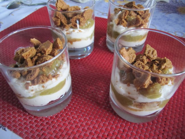 Verrine de trifle à la rhubarbe et spéculoos