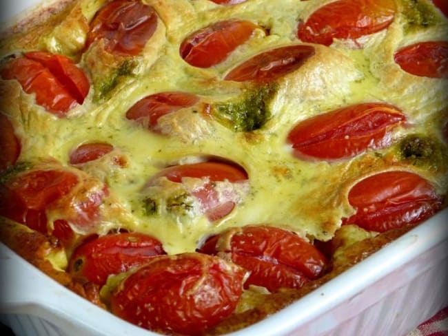 Clafoutis salé aux tomates cerises, chèvre et pesto