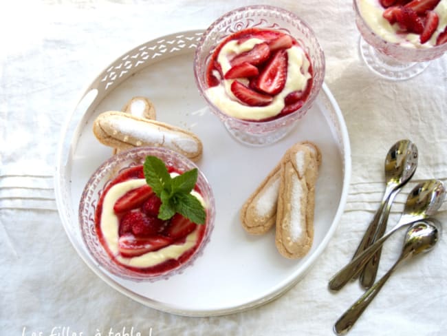 Fraises, menthe et petits-suisses façon tiramisu