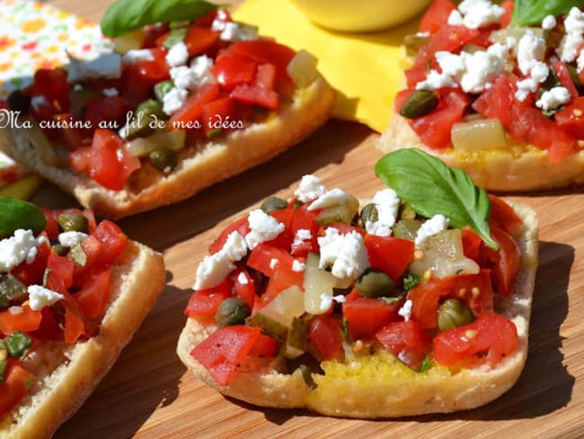 Bruschettas à la salsa de tomates, cornichons, câpres et feta