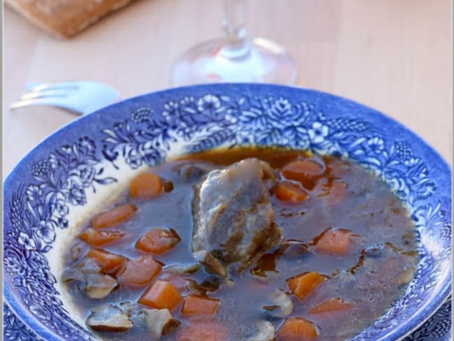 Joues de porc à la bière brune, carottes et champignons