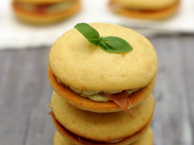 Whoopies salés au fromage parmesan, pesto et jambon cru pour l'apéritif