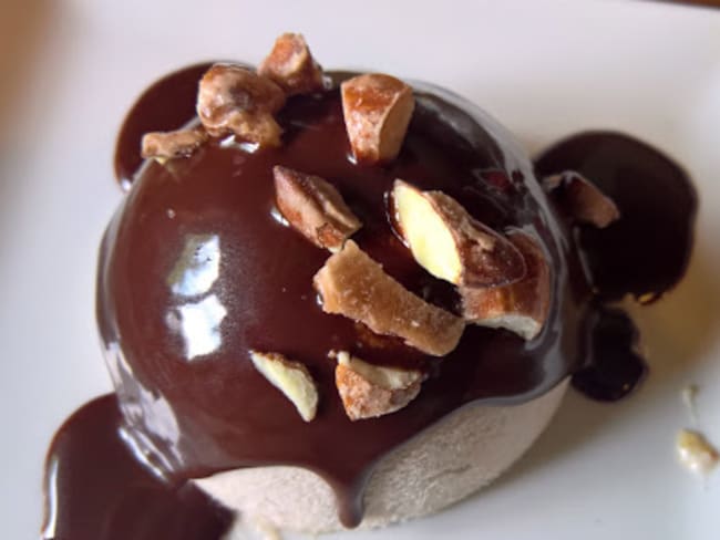 Parfait glacé aux amandes, sauce chocolat et porto (dessert)