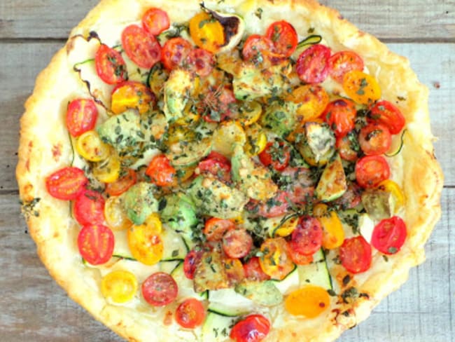 Tarte aux courgettes, avocat, tomates cerise, parmesan et basilic