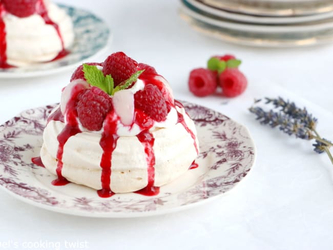 Pavlovas aux framboises, litchis et rose, façon Ispahan