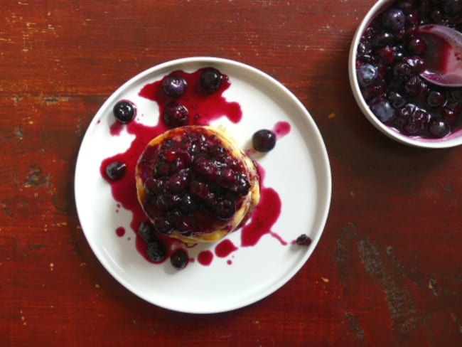 Pancakes au kéfir et compote de myrtilles