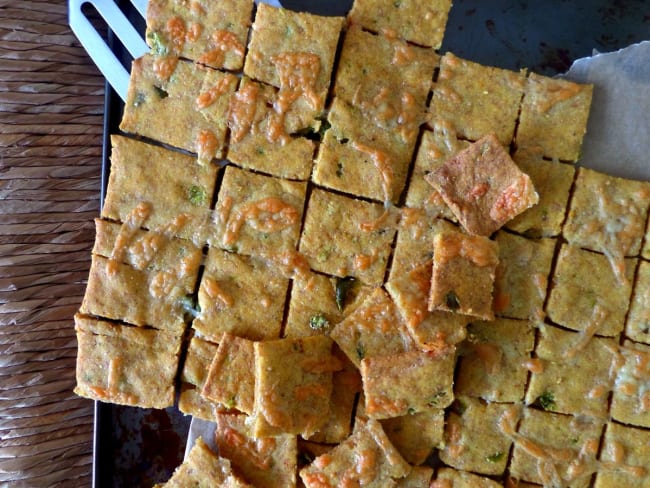 Crackers à la polenta, au cheddar et aux piments jalapenos