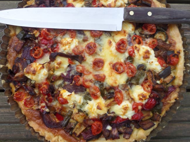 Délicieuse quiche aux légumes grillés à la harissa et au fromage de chèvre