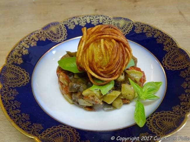 Oeuf en cage de pomme de terre sur lit de ratatouille niçoise à l'ail noir 