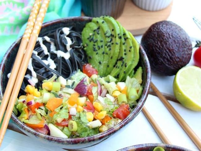 Salade de pâtes aux légumes d'été sauce à l'avocat